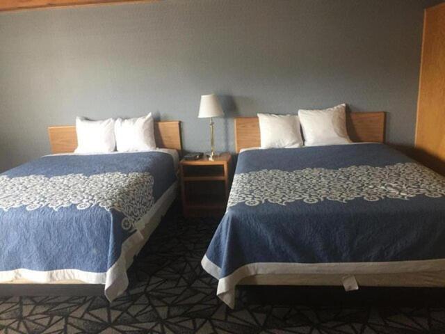 Tomahawk Motor Hotel 2*